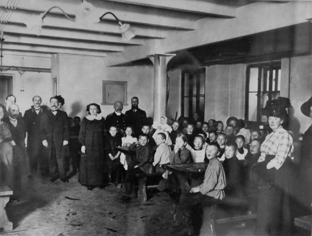 Дети в обеденном зале в день открытия бесплатной столовой (1902)