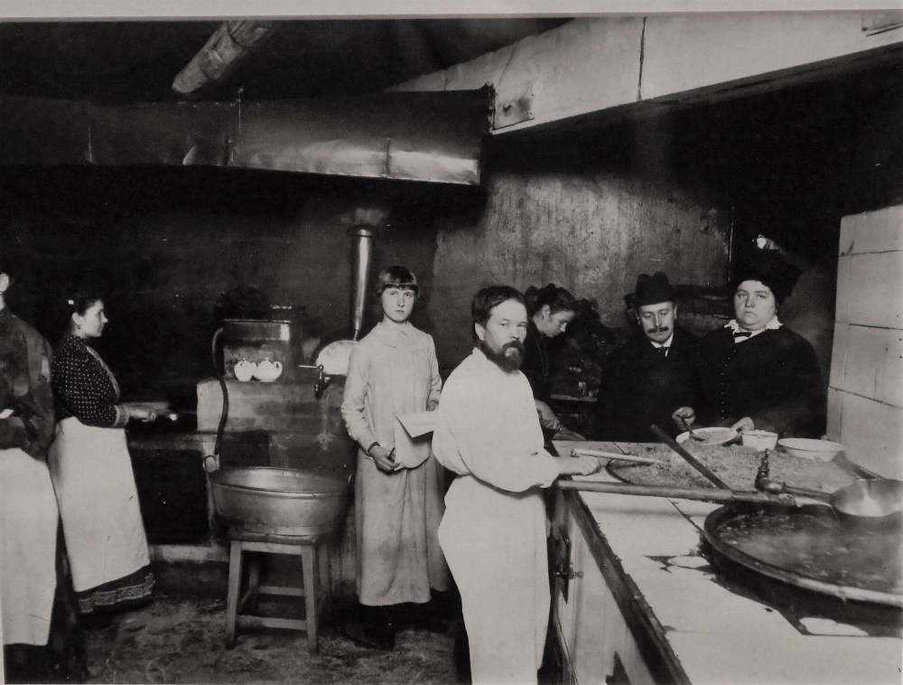 Кухня бесплатной столовой при Городском попечительстве о бедных (1916)