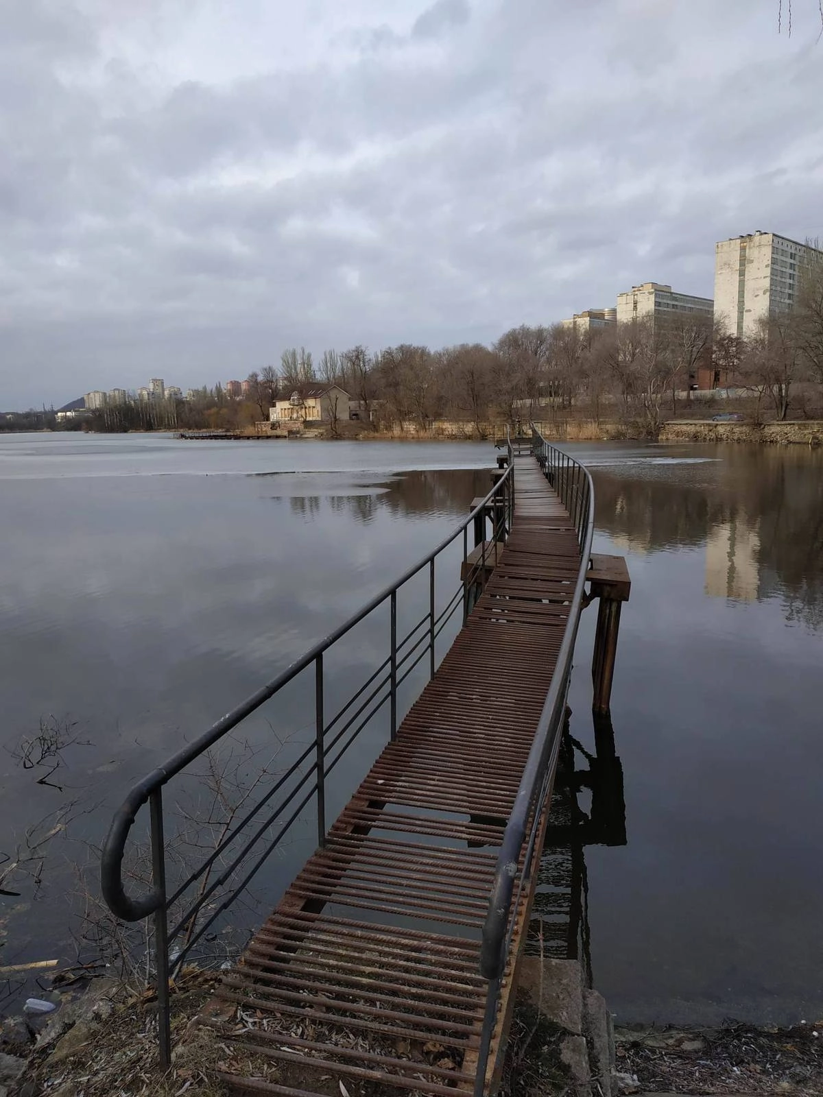 Река Кальмиус, вид из "ракушки", где любил посидеть Моторола