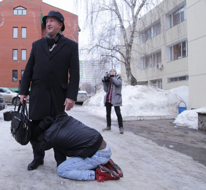 Осиа Айо благодарит защитника Осиа Айо благодарит защитника