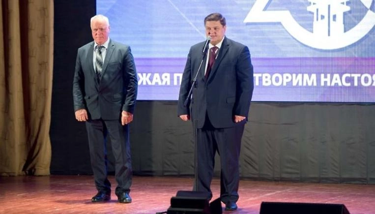 Николай Пестов (справа)