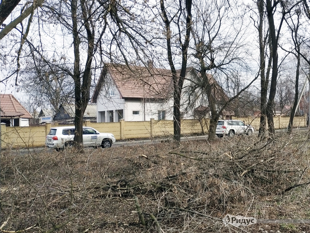 Машины ОБСЕ в Октябрьском поселке.