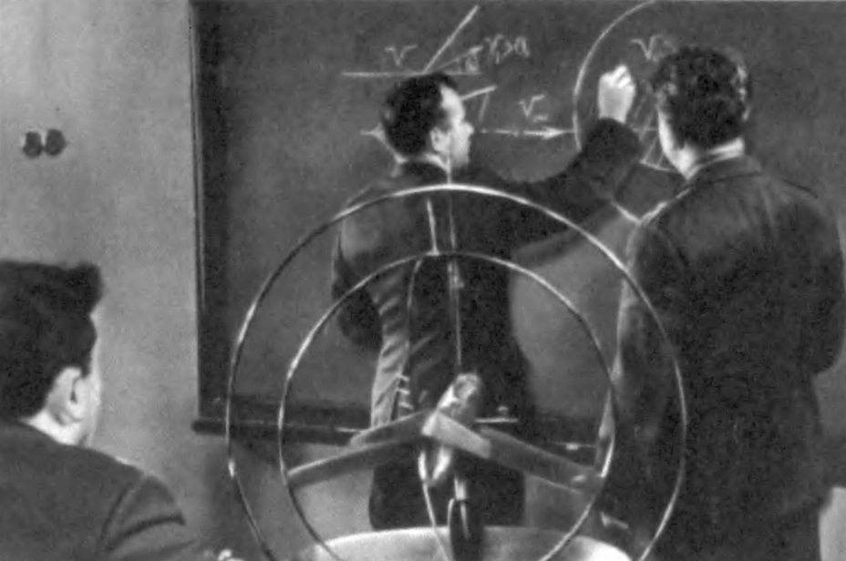 Ю.А. Гагарин на занятиях по аэродинамике в Военно-воздушной академии имени Н.Е. Жуковского. Фото из книги С. Борзенко и Н. Денисова «Первый космонавт» (1969)