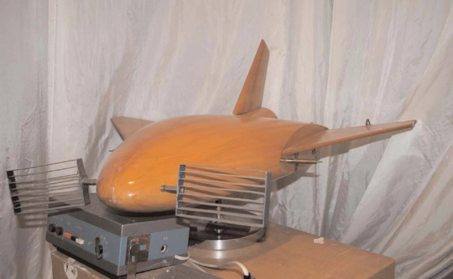 Модель космического летательного аппарата «Юрий Гагарин» («ЮГ») с решётчатыми крыльями, выполненная в 1966 году и позднее получившая название «Буран-68». Фото сделано В. Лукашевичем весной 2007 года в мемориальной комнате Ю.А. Гагарина в ВВИА имени Н.Е. Жуковского