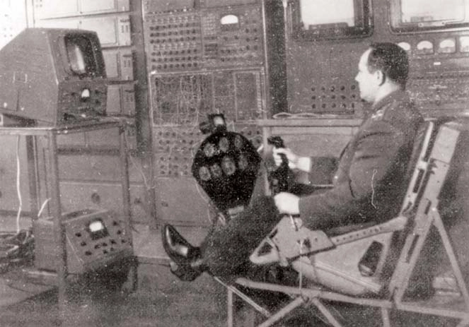 Ю.А. Гагарин отрабатывает «посадку» космического летательного аппарата «ЮГ» («Буран-68») на моделирующем стенде. Иллюстрация из книги С. Белоцерковского «Первопроходцы Вселенной. Земля-Космос-Земля» (1997)