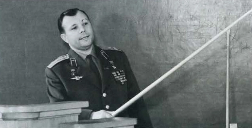 Ю.А. Гагарин выступает на защите дипломной работы. Фото из альбома «Гагарин — известный и неизвестный» (2009)