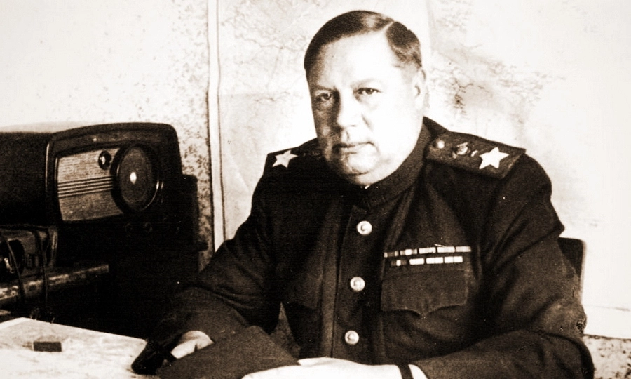 Командующий 3-м Украинским фронтом маршал Ф.И. Толбухин за работой