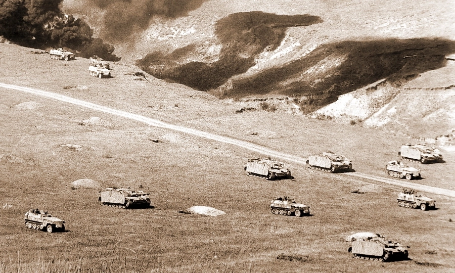 Группа немецких штурмовых орудий StuG III в сопровождении бронетранспортёров Sd.Kfz.250 выдвигаются на рубеж атаки. Румыния, лето 1944 года