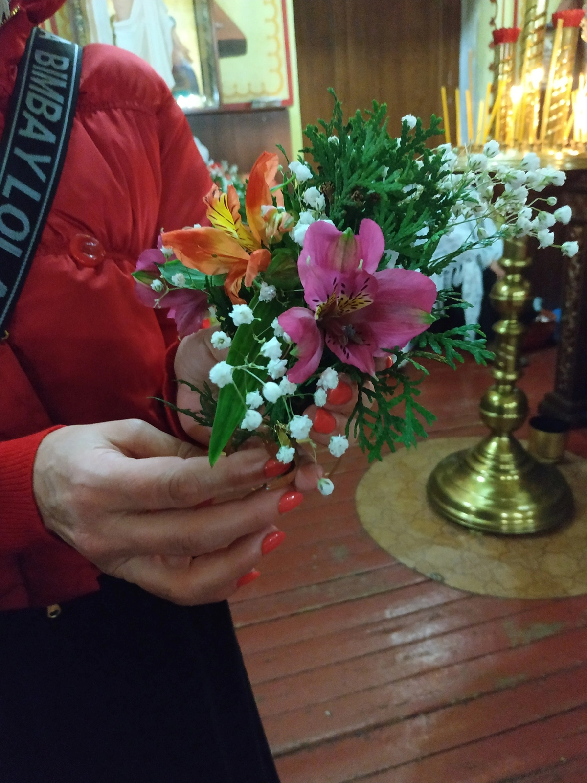 Цветы в руках прихожанки