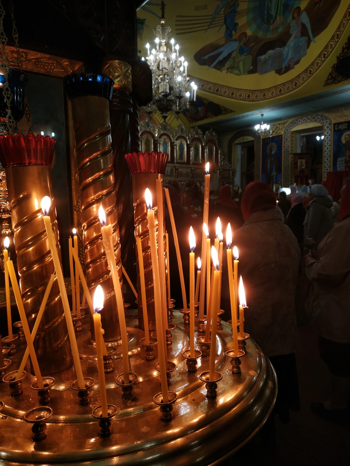 Свечи перед образами