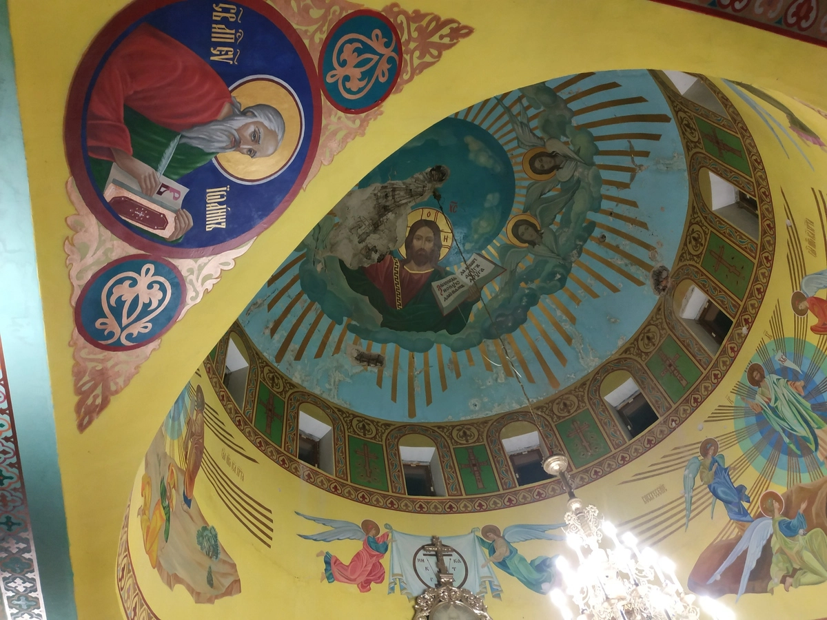 Храм отремонтировали после активных боевых действий, лишь кое-где видны повреждения