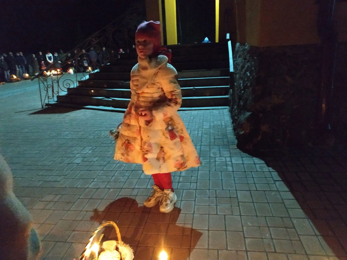 Во дворе храма