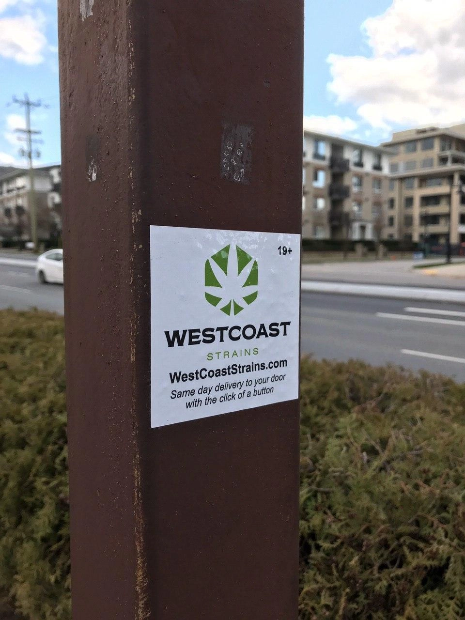 Мой карантинный период подошел к концу, и решил взял велосипед и прогнаться по любимым не протоптанным лесным массивам, где можно встретить только велосипедистов (ни одного не встретил). Зато на первом же повороте увидел это объявление: "Быстрая доставка каннабиса на дом". Маркетологи не дремлют во время карантина. Ну а что, неплохо, если бы дома не было бы запасов, то, возможно, заказал бы.