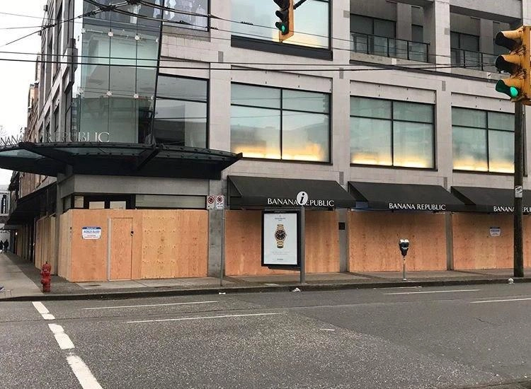 Нужно было заехать сегодня в офис в центре города, чтобы забрать почту. Магазины нынче не работают, но товары все так и стоят на виду. Из-за участившихся краж и взломов, многие магазины начали заколачивать окна фанерой. Вкупе с пустотой улиц, обстановочка все больше напоминает мини-апокалипсис.