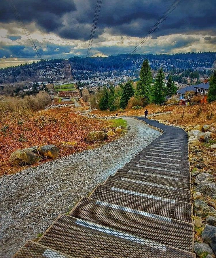 Coquilam Crunch - фитнес-тропа вверх протяженностью 2.2 км и набором высоты в 220 метров. Ежегодно здесь проходит благотворительный забег Coquilam Crunch Challenge. Прекрасное место растрясти жир. К сожалению, людей было относительно много, тем не менее все отходят друг от друга на два метра и придерживаются социального дистанцирования, что радует. Но в следующий раз, лучше на велосипеде по лесным массивам.