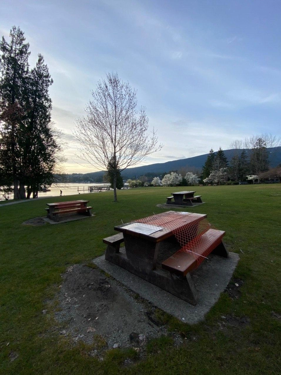 Многие провинциальные парки и массовые пикниковые зоны закрыты, а также перед входом в любой парк вы увидите памятку о том, что нужно социально дистанцироваться на 2 метра. В этом парке, два стола из трех перекрыли, чтобы не было массового скопления разных людей в одной зоне. Тем не менее, пикниковых столиков хватает, и вы можете насладиться трапезой с красивым видом, а что не маловажно о вашей безопасности даже позаботилось муниципальное правительство.