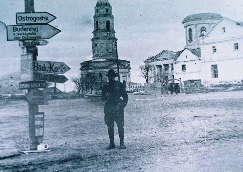 Итальянский солдат в шляпе в Россоши во время войны