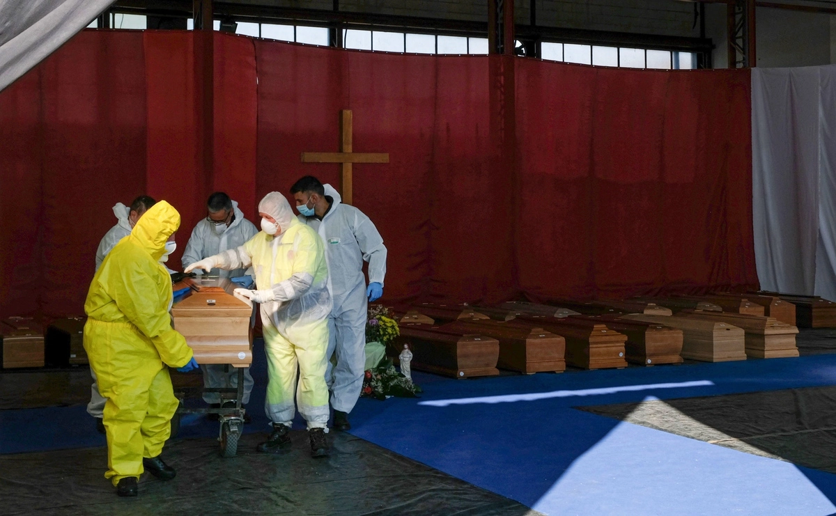 Игорь Ставцев 6:09 PM Итальянские военные вывозят гробы с телами жертв коронавируса из переполненного Бергамо. FILIPPO VENEZIA/EPA/ТАСС