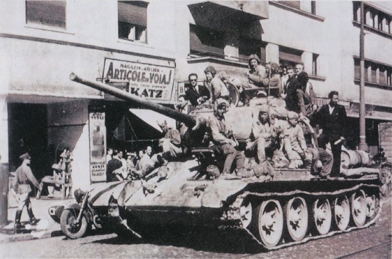 Танк Т-34-85 5-го гвардейского танкового корпуса на улице одного из румынских городов, август 1944 года. tankfront.ru