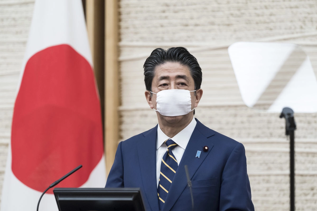 Премьер-министр Японии Синдзо Абэ объявил режим ЧС.