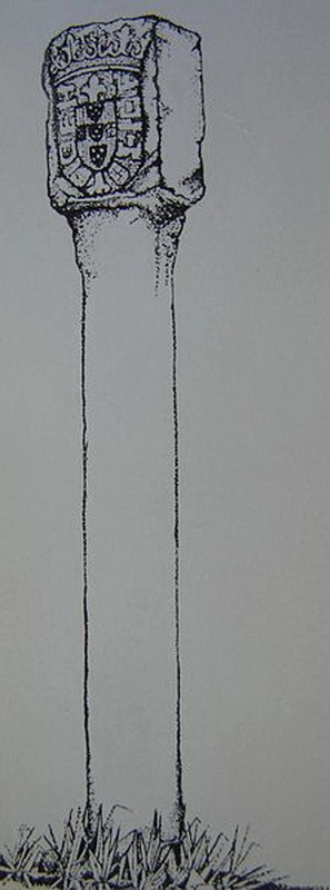 Падран — каменный столб с изображением королевского герба и христианских символов. Португальские мореплаватели устанавливали падраны в ключевых точках открытых ими земель, тем самым обозначая их принадлежность португальской короне и католической церкви. Летом 1482 года Диогу Кан установил один из падранов в устье реки Конго. Изображённый падран Кан установил в Анголе. en.wikipedia.org