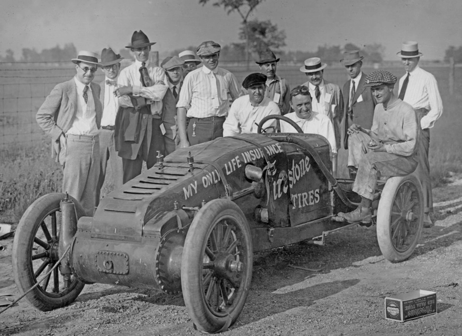 Последний из гоночных автомобилей Кристи. За рулём — знаменитый гонщик Барни Олдфилд, который использовал этот автомобиль до 1919 года