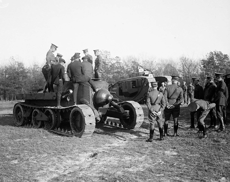 Американские офицеры осматривают Christie M1921 Medium Tank на Абердинском полигоне. До сих пор непонятно, зачем Кристи переделал перспективный M1919 в эту каракатицу