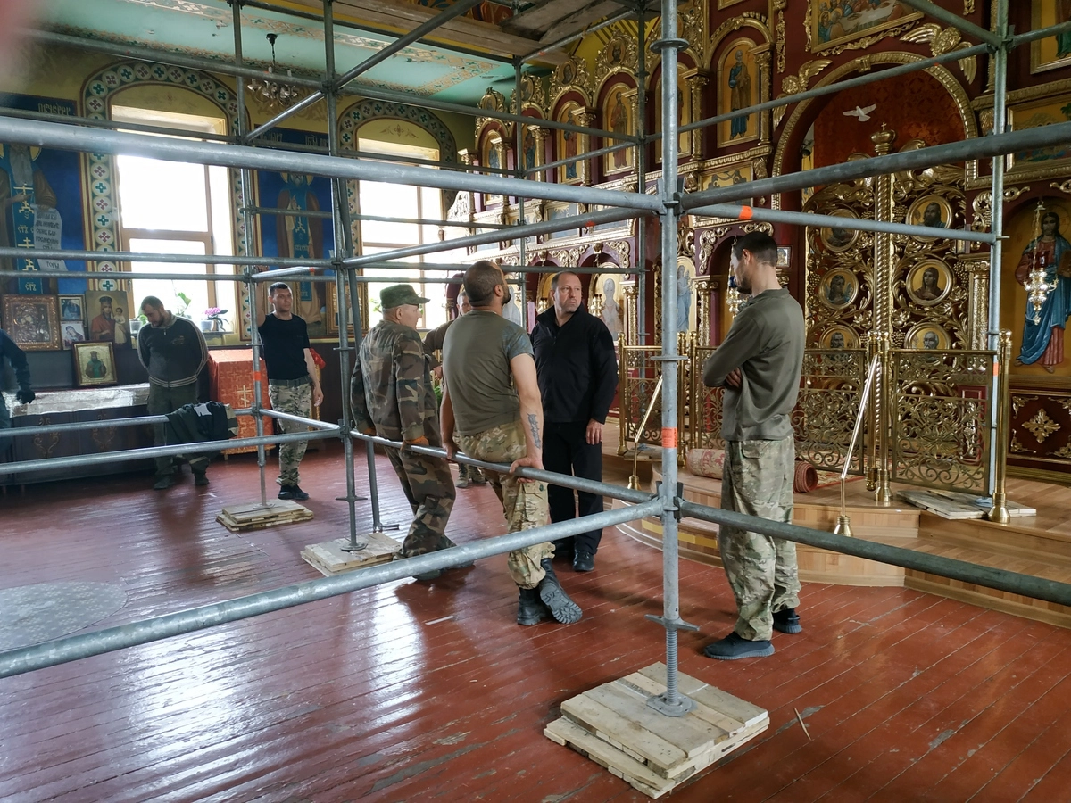 Бойцы ремонтируют церковь