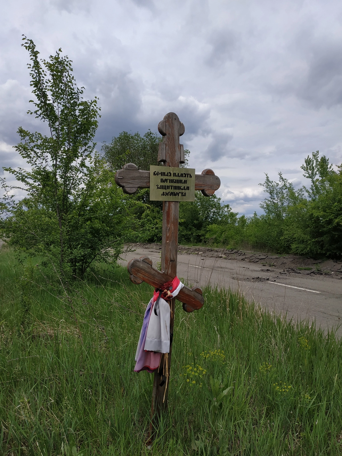 Поклонный крест на месте расстрела одного из КамАЗов