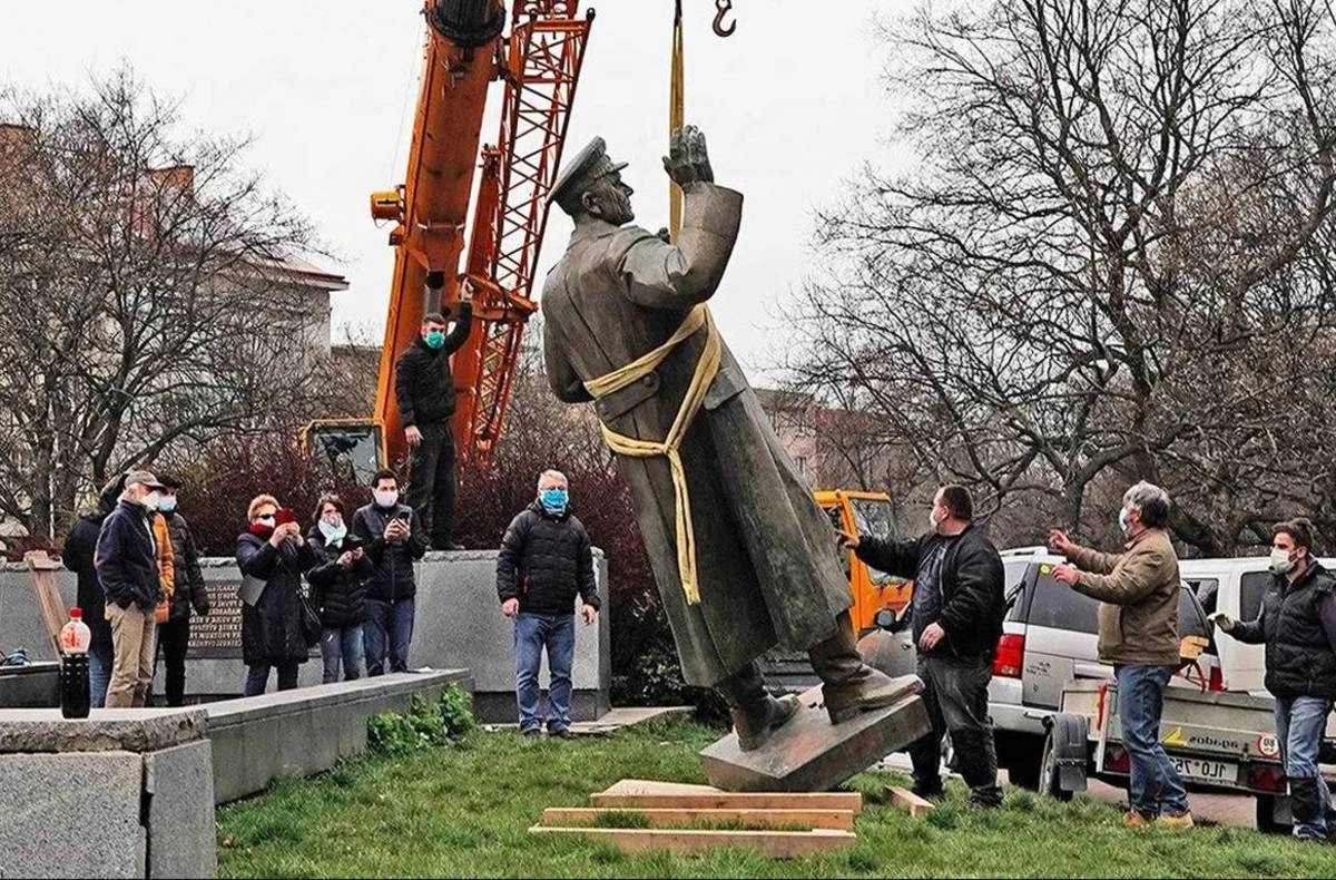 Снос памятника маршалу Коневу в Праге