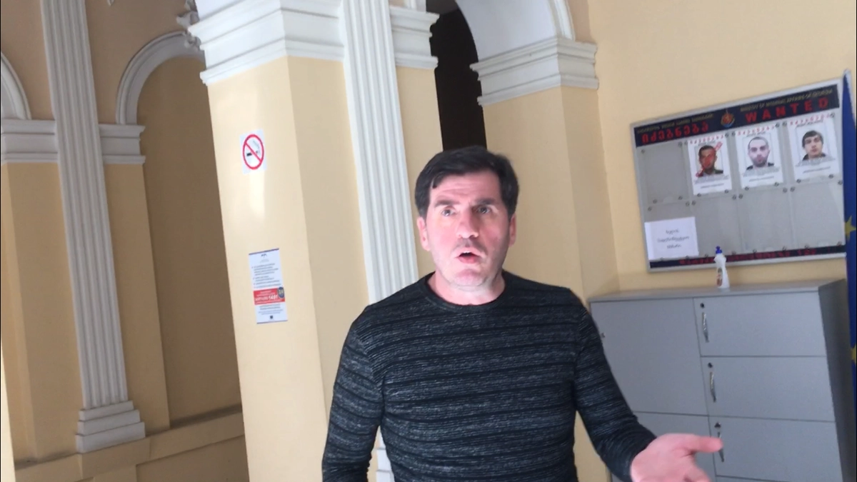 На этом скриношоте с видео начальникк этого отделения полиции, который первый накинулся на меня и скомандовал всем остальным.