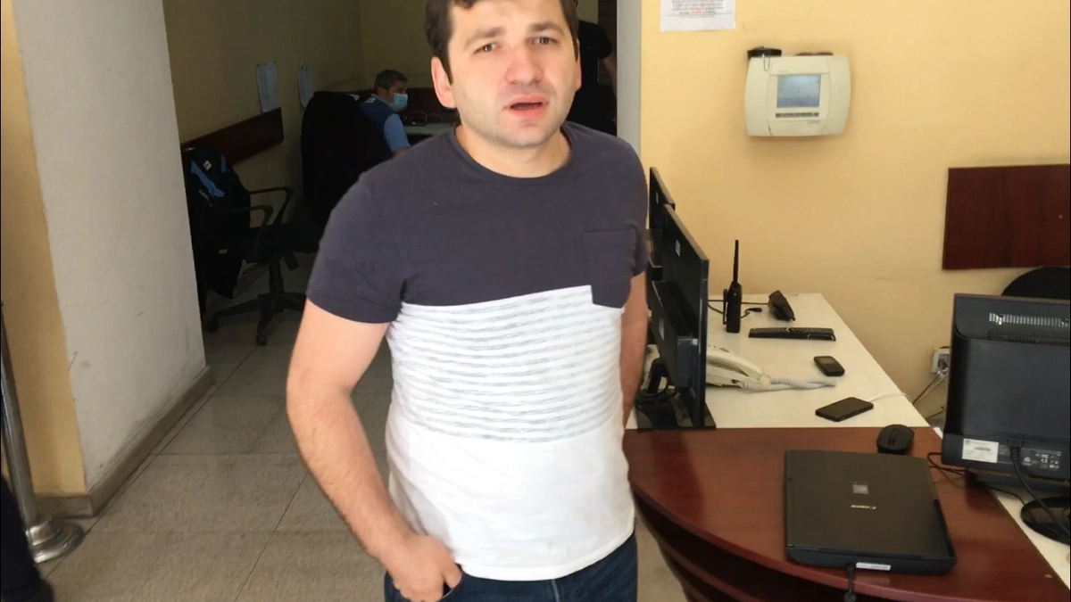 На этом скриншоте заместитель начальника отделения полиции, который активнее всех применял физическую силу, кричал, что ему "плевать" на мои проблемы со здоровьем и пытался сделать мне максимально больнее. После его действий в больнице врачи зафиксировали у меня ушиб.