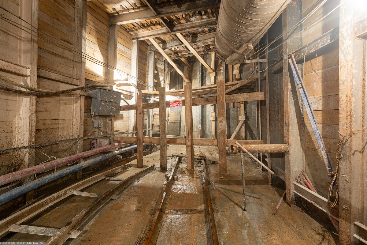 В этом месте была штольня к другой демонтажной камере. Но её пришлось забетонировать, так как ТПМК пересекал это место. Сейчас, когда щит прошел, здесь сделана сбойка.