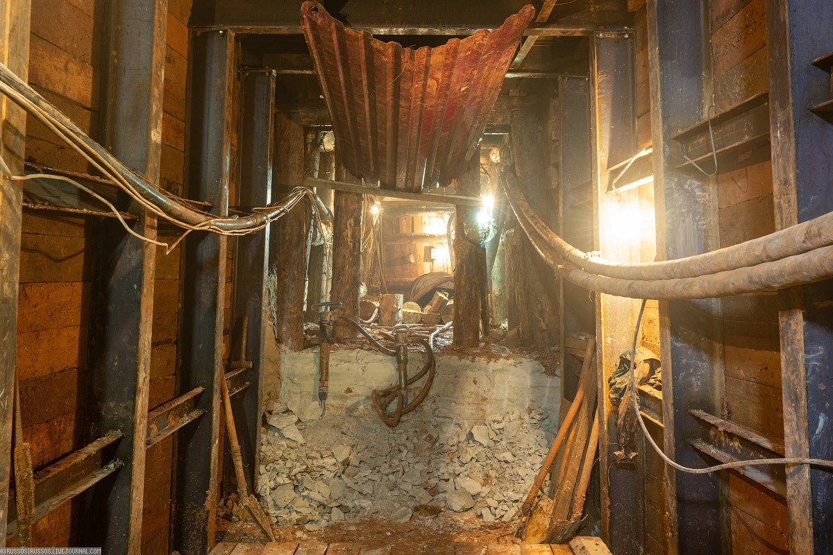 А чтобы к демонтажной камере левого тоннеля был доступ, то сверху над тоннелем сделали небольшую штольню. Причем сначала прошли быстро пилот штольню, а потом разработали уже на большее сечение.