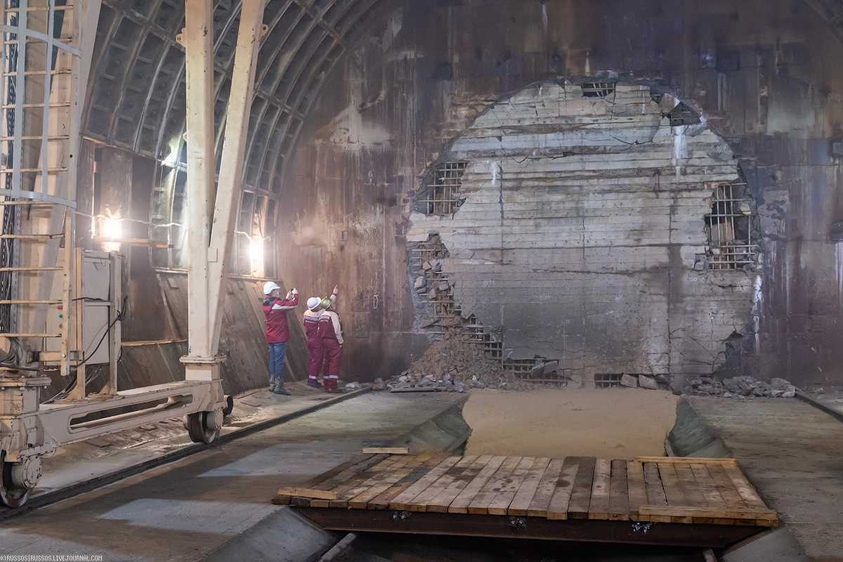 Сначала вскрыли заглушку и выпустили пригруз из забоя.