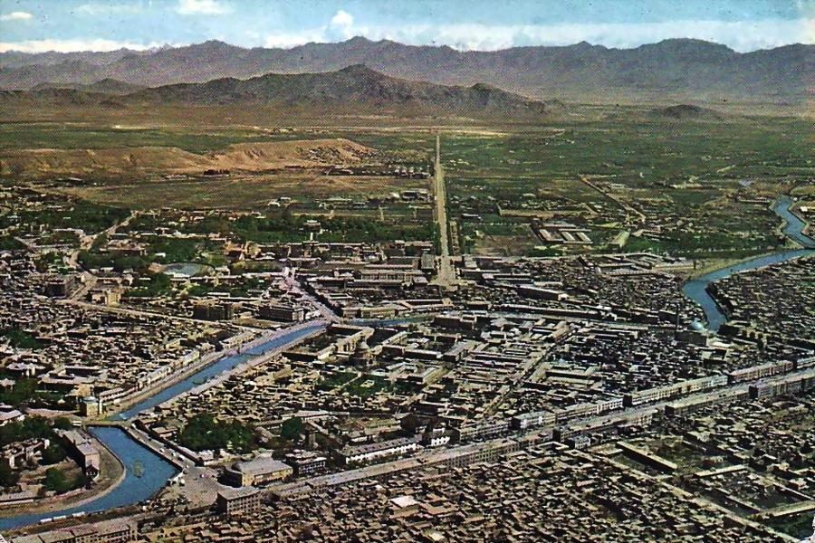 Вид с птичьего полета на Кабул – от проспекта Майванд на дворец Арк, на заднем плане – аэродром Ходжа Раваш, 1970-е гг.