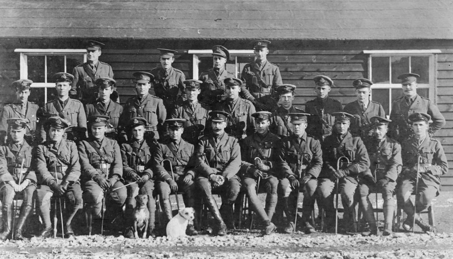 Офицеры батальона «Худ» Морской дивизии в феврале 1915 года. Второй слева во втором ряду — Руперт Брук 