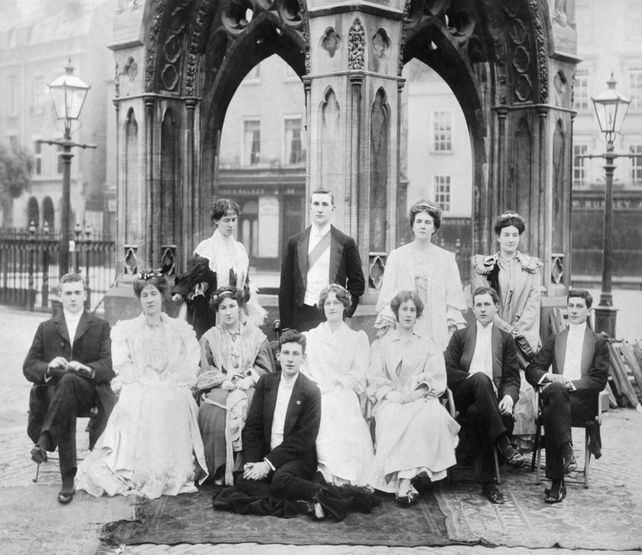 Великосветский гламур. Зигфрид Сассун (сидит на переднем плане) после студенческого бала в Кембриджском университете, 1906 год 