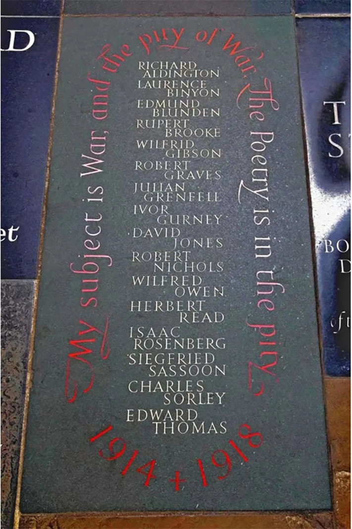 Мемориал британским военным поэтам в Вестминстерском аббатстве. На плите перечислены имена 16 поэтов и приведены слова Уилфреда Оуэна: «Мой предмет — война и сожаление о войне. Поэзия есть сожаление» 