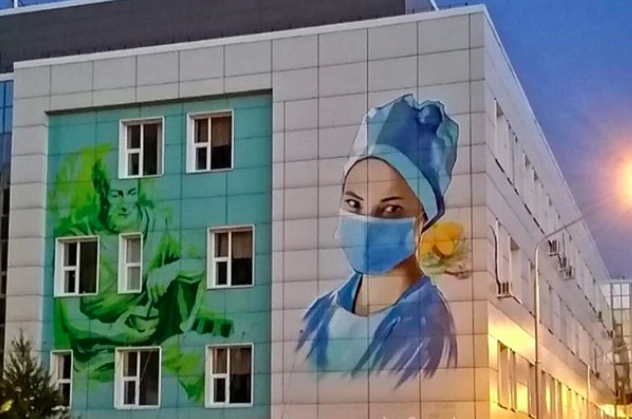 Фасад здания Городской клинической больницы №13 в Калининском районе.