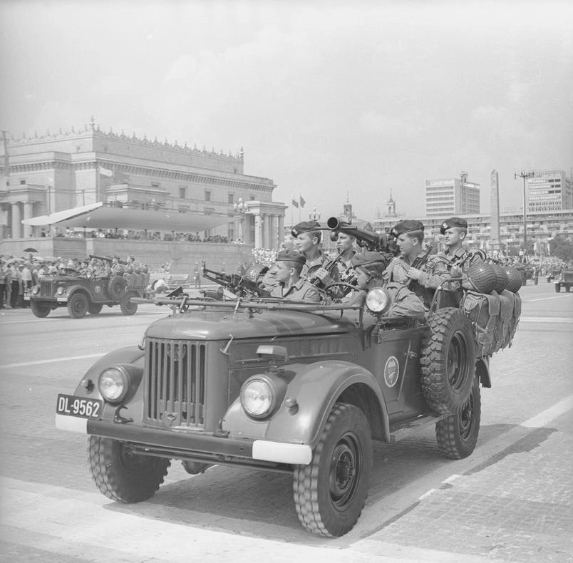 Автомобили ГАЗ-69 с безоткатными орудиями Б-10 из состава 6-й ВДД во время «Парада Тысячелетия» Narodowe Archiwum Cyfrowe