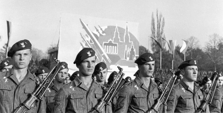 Бойцы 6-й ВДД с ручными пулемётами РПД dlapilota.pl