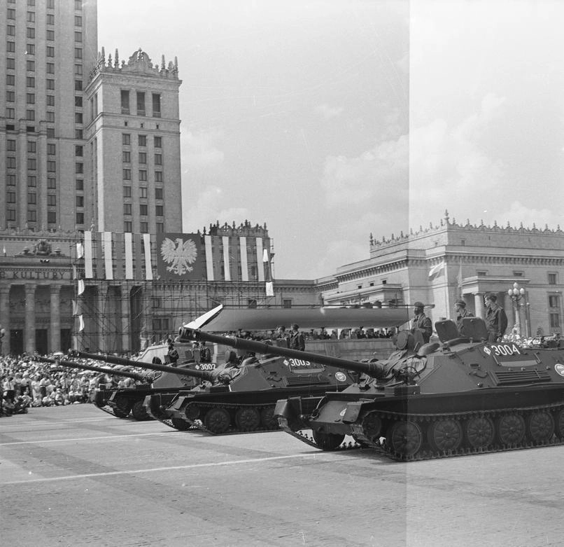 АСУ-85 из состава 6-й ВДД во время «Парада Тысячелетия» Narodowe Archiwum Cyfrowe