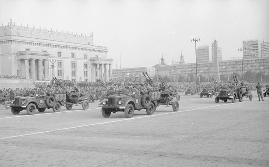 На уже упомянутом «Параде Тысячелетия» в строю 6-й ВДД дефилировали якобы пусковые установки 2П26 (ПТУР «Шмель» на шасси ГАЗ-69). Однако это была дезинформация — такие комплексы никогда не использовались польскими десантниками. Первым ПТРК, поступившим на вооружение польских десантников, стал переносной комплекс «Малютка-М» с ракетами 9М14М. Также началась замена безоткаток Б-10 на станковые гранатомёты СГ-9, ЗПУ-2 на 23-мм спаренные зенитки ЗУ-23-2М, а немногим позже ПВО дивизии усилили ПЗРК «Стрела-2М».