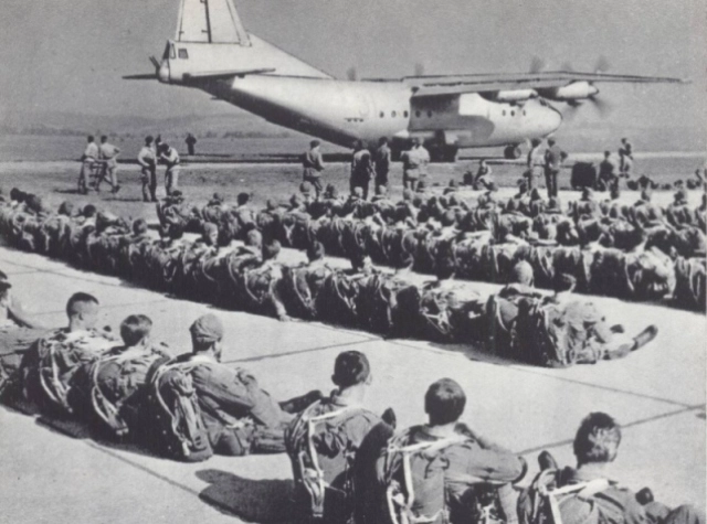 Подразделения 6-й ВДД перед посадкой в самолёты Ан-12 dlapilota.pl