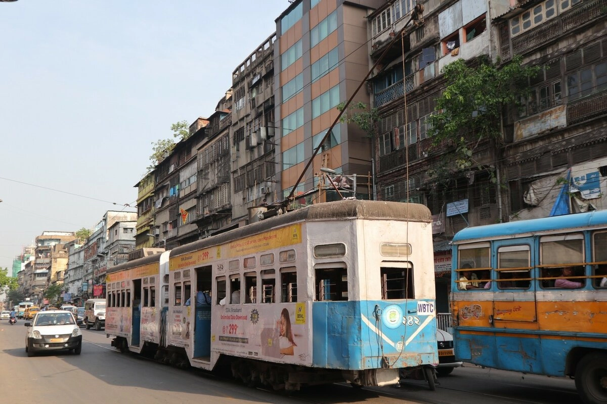 Трамвай. Последний в Индии, влачит жалкое существование. Подробнее я писал про калькуттский трамвай здесь. Ареал обитания трамвая ограничен центром и окрестностями, до дальних районов он не доходит.