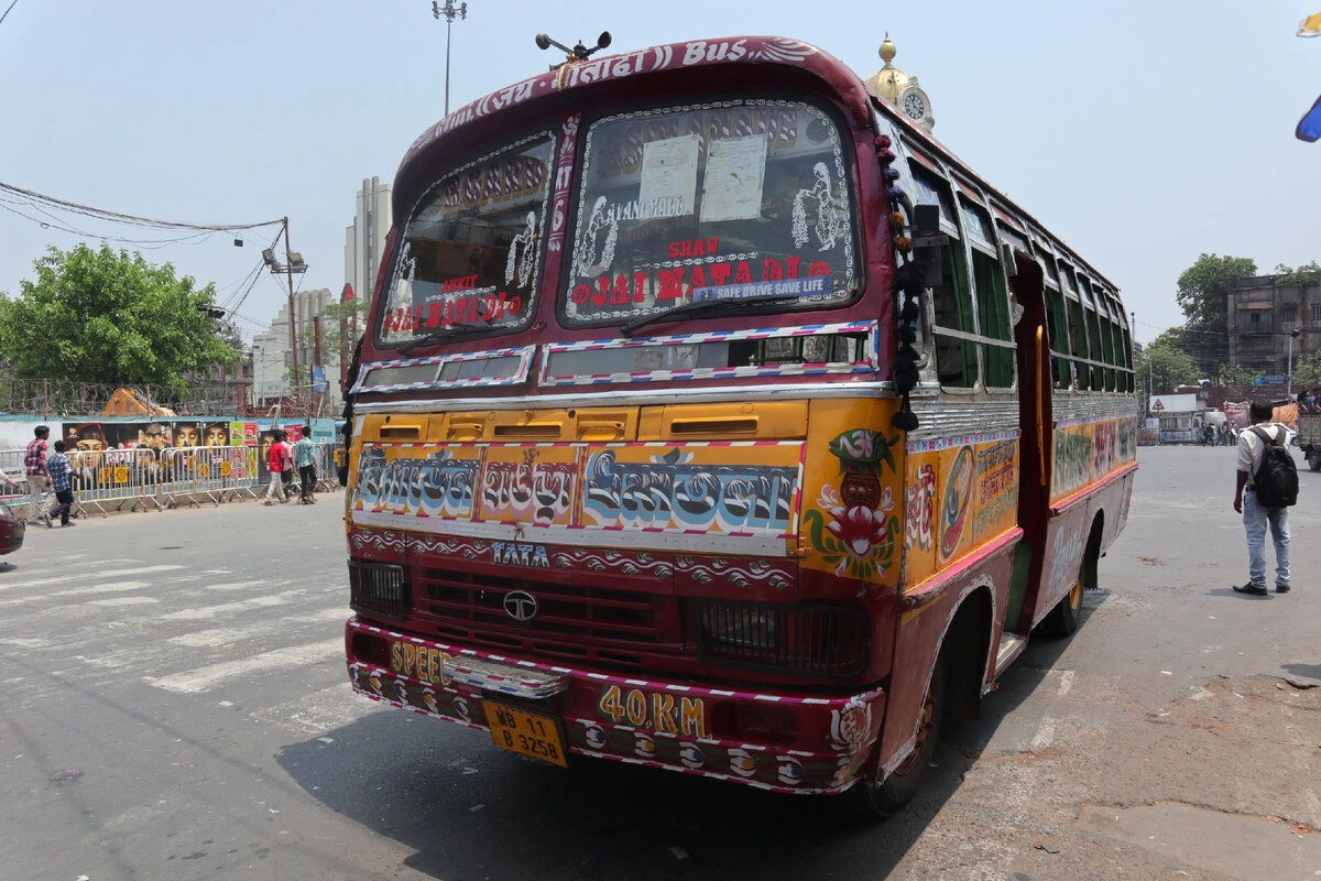 Индийские автобусы очень красивы. Все они производятся здесь же, на заводе TATA.