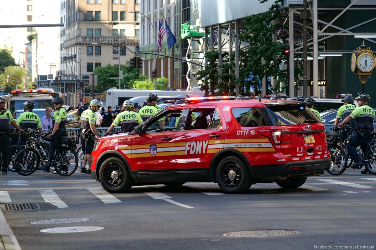 13. Полиция использует для своих целей машину в пожарной раскраске. Еще у них есть желтые такси. Для полноты коллекции осталось только городским автобусом и мусоровозом обзавестись :)