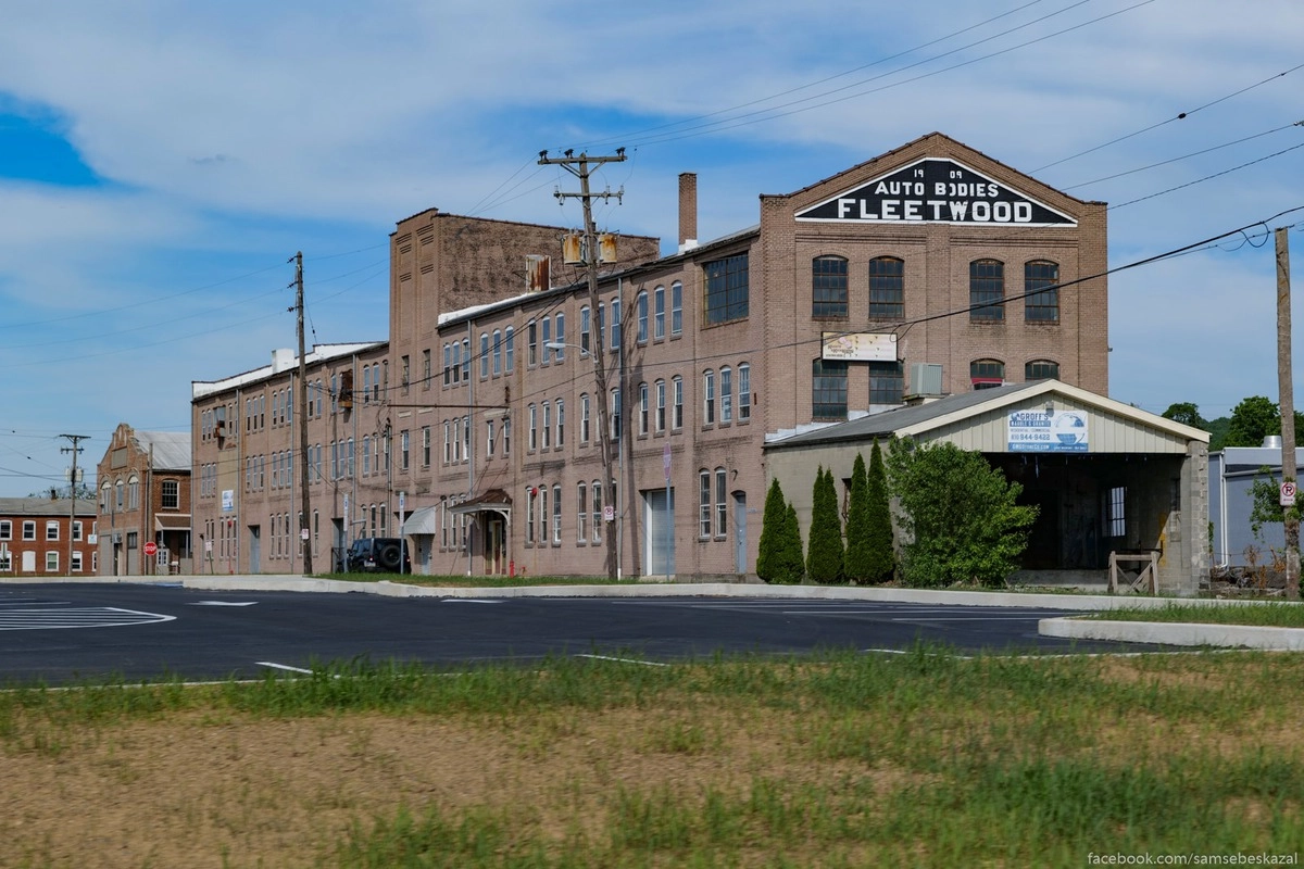Это маленький городок Флитвуд, Пенсильвания. Здесь когда-то была кузовная фабрика Fleetwood Metal Body (ее здание на фото), которую купила компания Fisher Body, которая была поглощена General Motors, в линейке подразделения Кадиллак которой потом появилась модель Флитвуд, названная так в память об оригинальной компании.