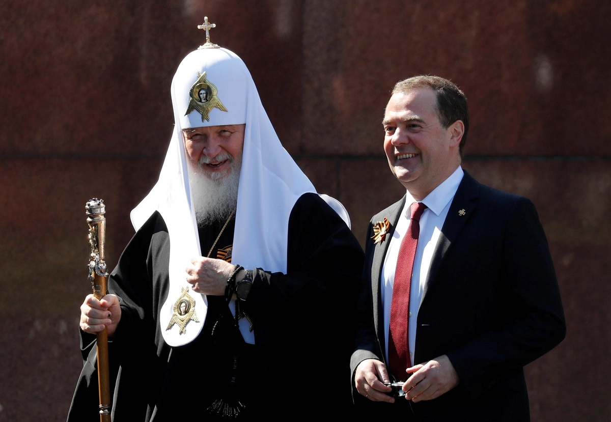 Патриарх Московский и всея Руси Кирилл и заместитель председателя Совета безопасности РФ Дмитрий Медведев.